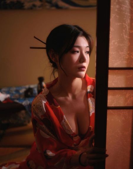 窥探者_十万网红美女美酱